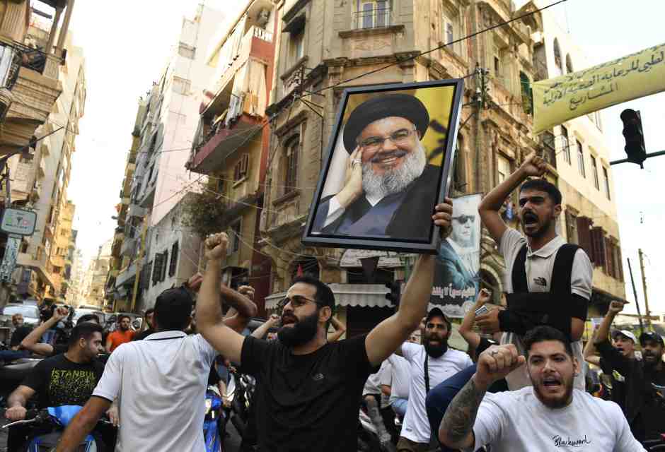 Beirut, un gruppo di uomini si &egrave; radunato per le strade sotto l'effigie di Nasrallah (Foto di Houssam Shbaro/Anadolu tramite Getty Images)&nbsp;<br />