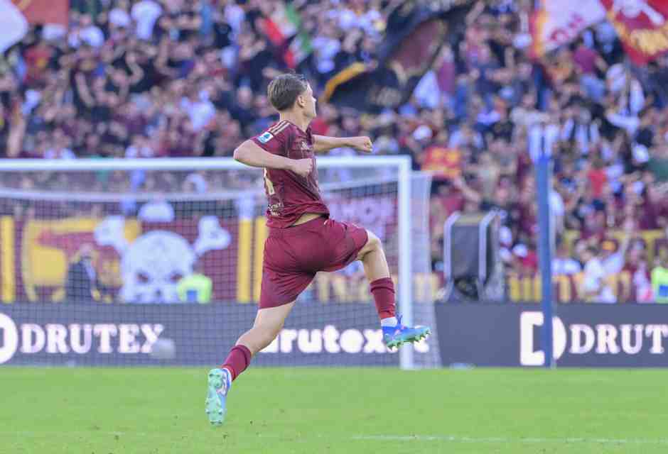 Niccol&ograve; Pisilli esulta dopo il suo primo gol in campionato con la maglia della Roma (foto LaPresse)
