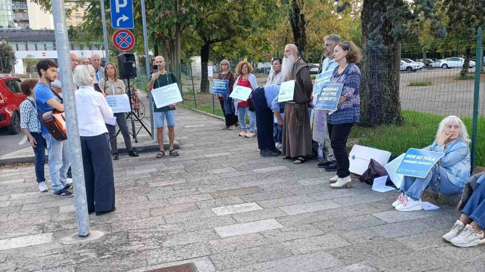 Immagine di La “preghiera per la vita”: testimonianza contro l’aborto o «subdola violenza»?