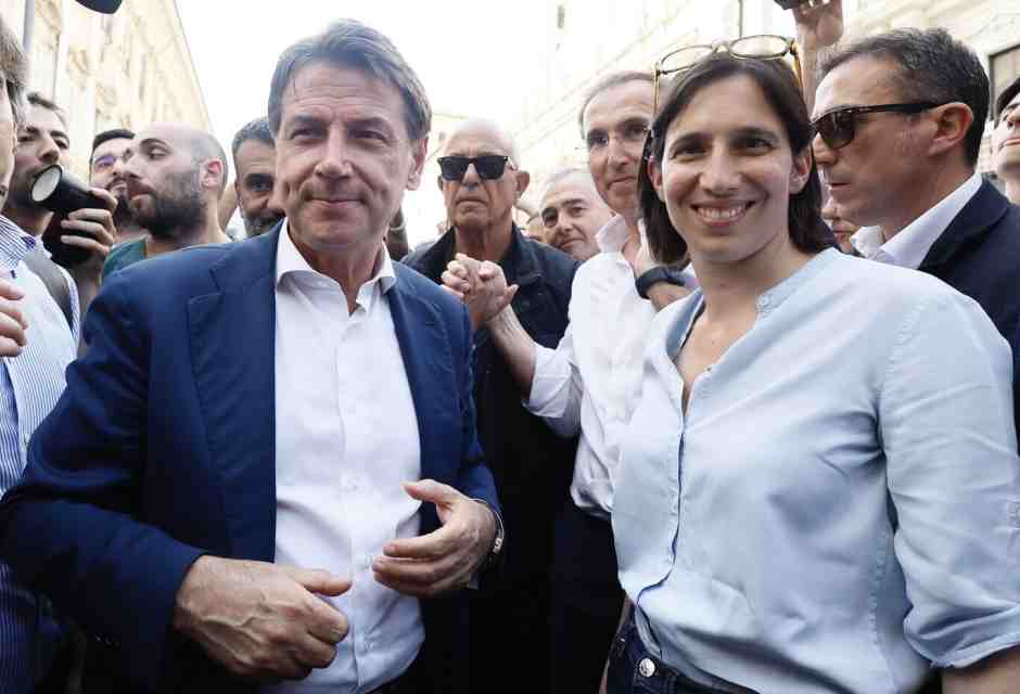 Giuseppe Conte ed Elly Schlein (foto LaPresse)
