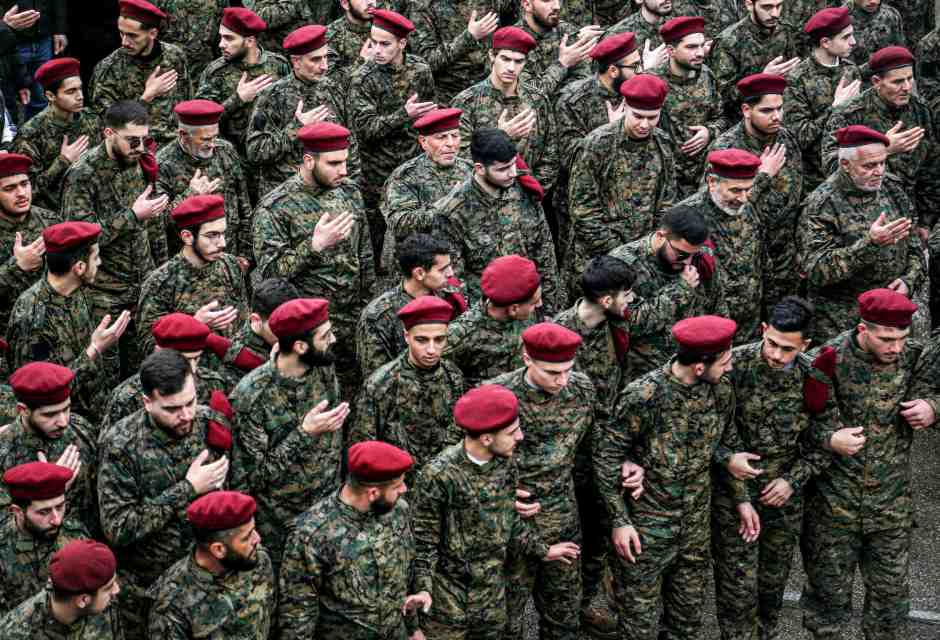 Le milizie di Hezbollah durante il funerale di uno dei leader uccisi dagli israeliani (foto Getty)