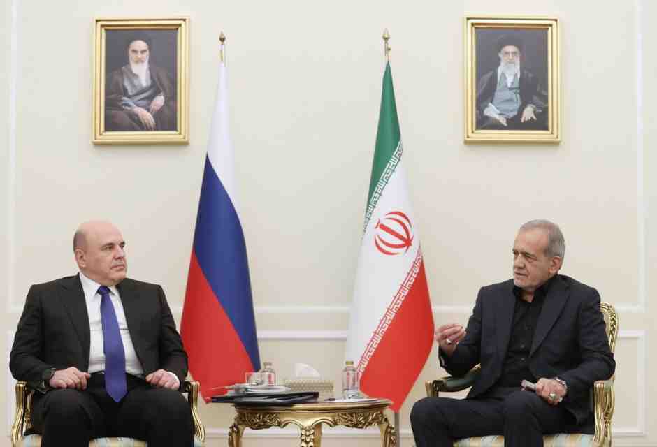 Il primo ministro russo Mishustin con Pezeshkian a Teheran (Ansa)<br />