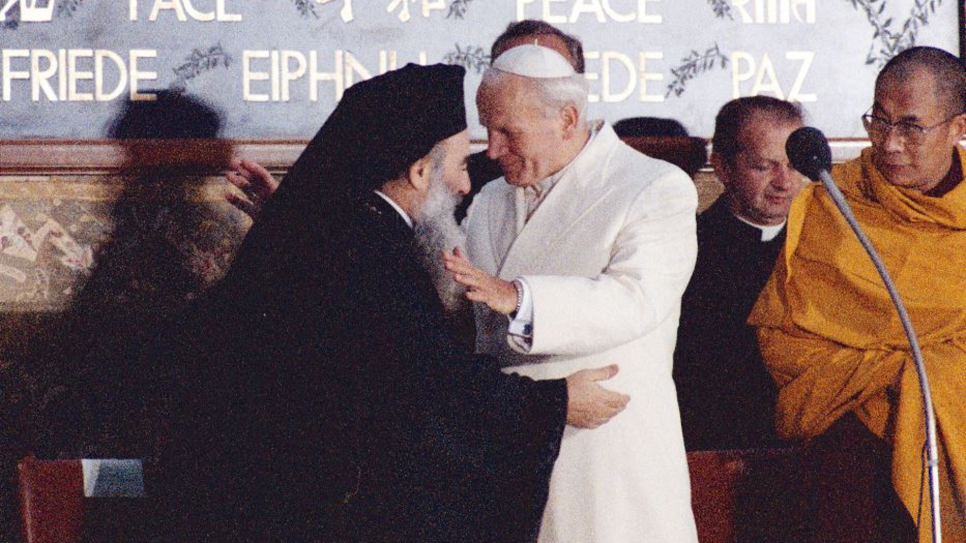 Immagine di Il Papa: Assisi insegna, il dialogo è la sola strada possibile per la pace