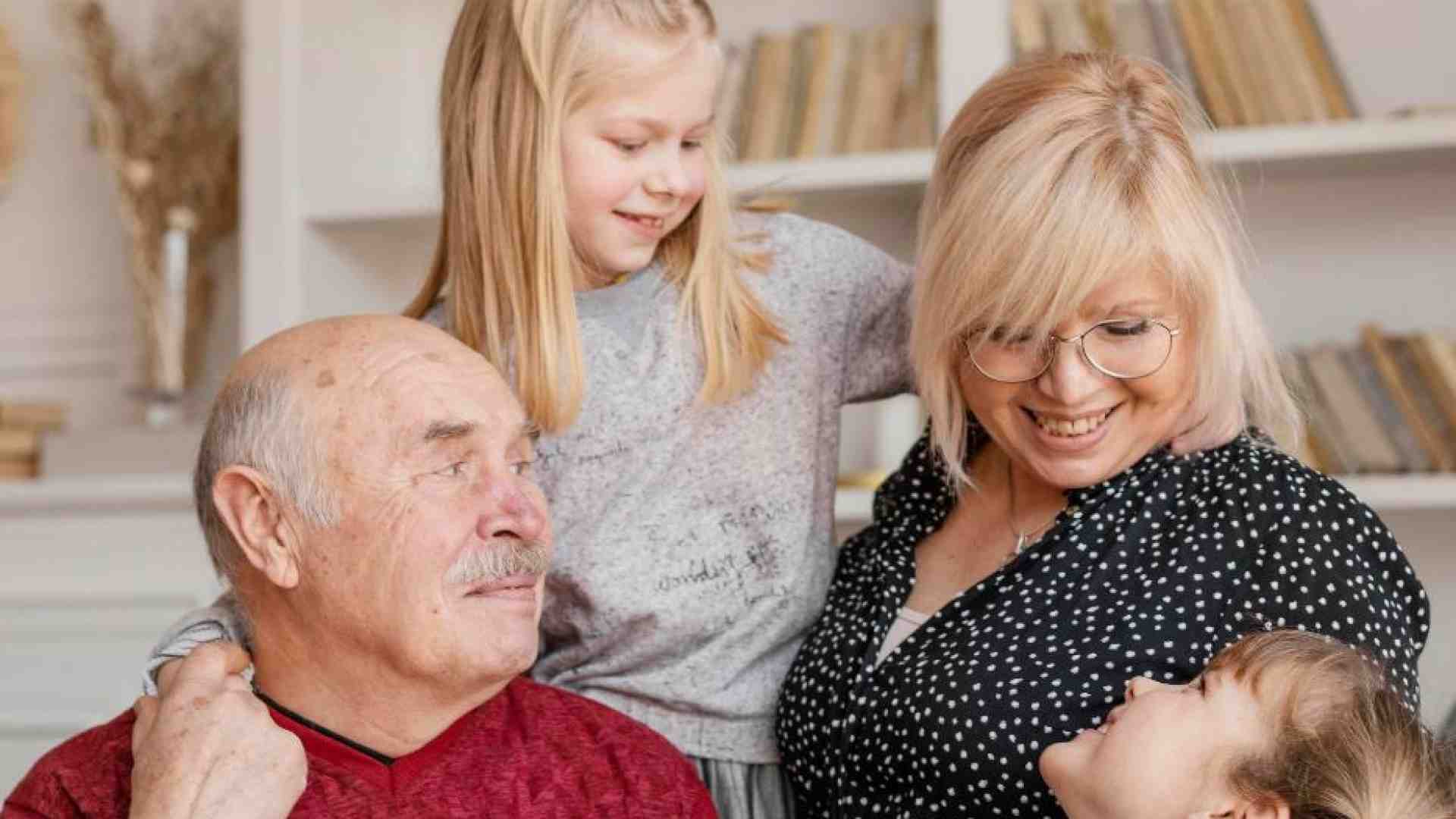 Immagine di Gli adolescenti italiani: «Nonni tranquilli, a voi pensiamo noi»