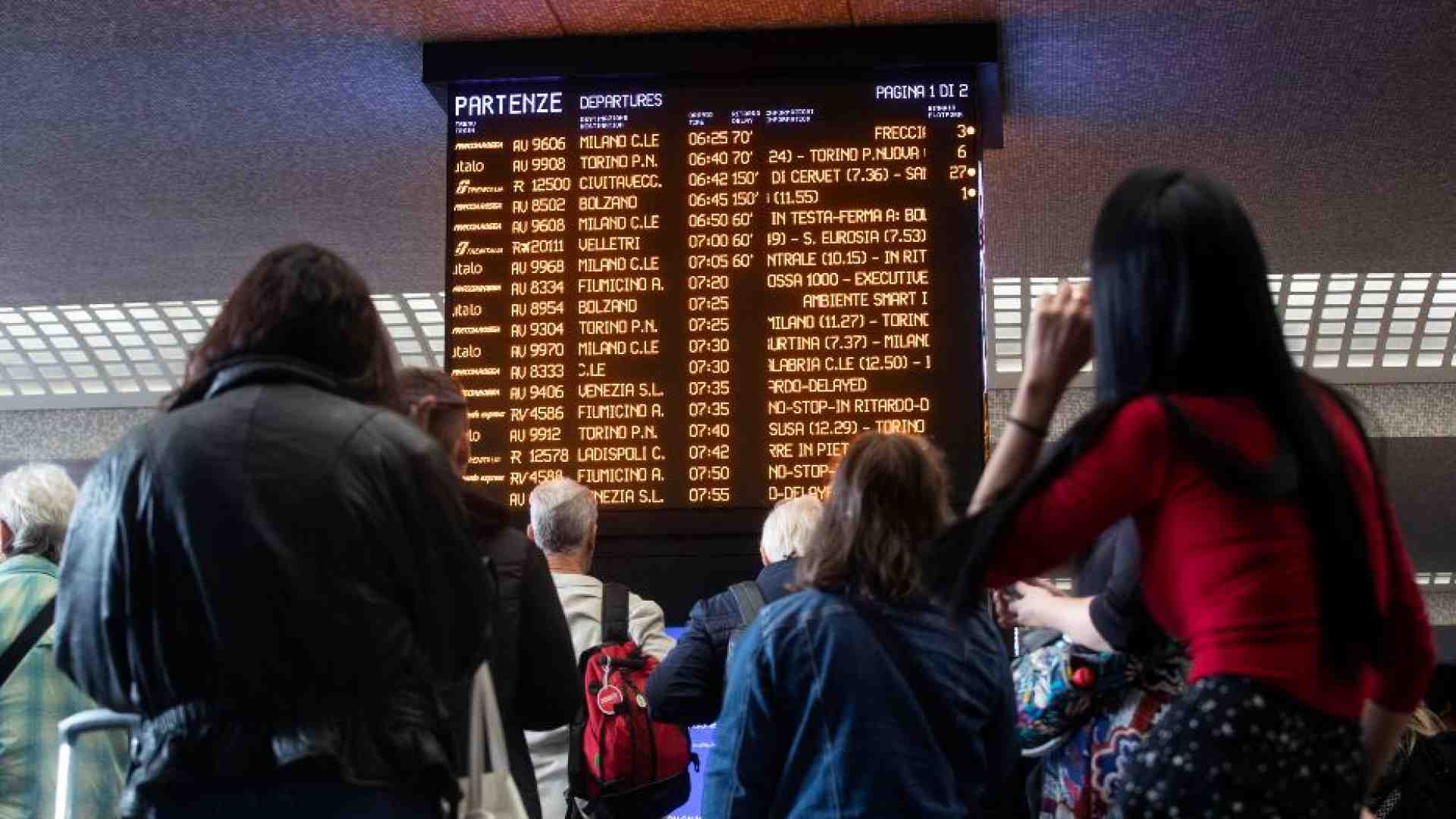 Immagine di Caos trasporti, cancellati oltre 100 treni