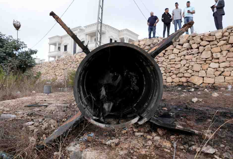 Resti di un missile balistico lanciato dall'Iran verso Israele che ha colpito l'insediamento ebraico di Beit El a Ramallah (Issam Rimawi/Getty Images)&nbsp;<br />