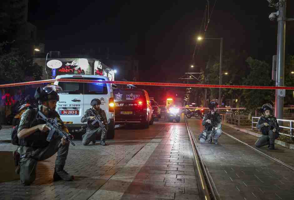 Tel Aviv deserta per la festa conta i giorni per la risposta all’Iran. I soldati morti in Libano