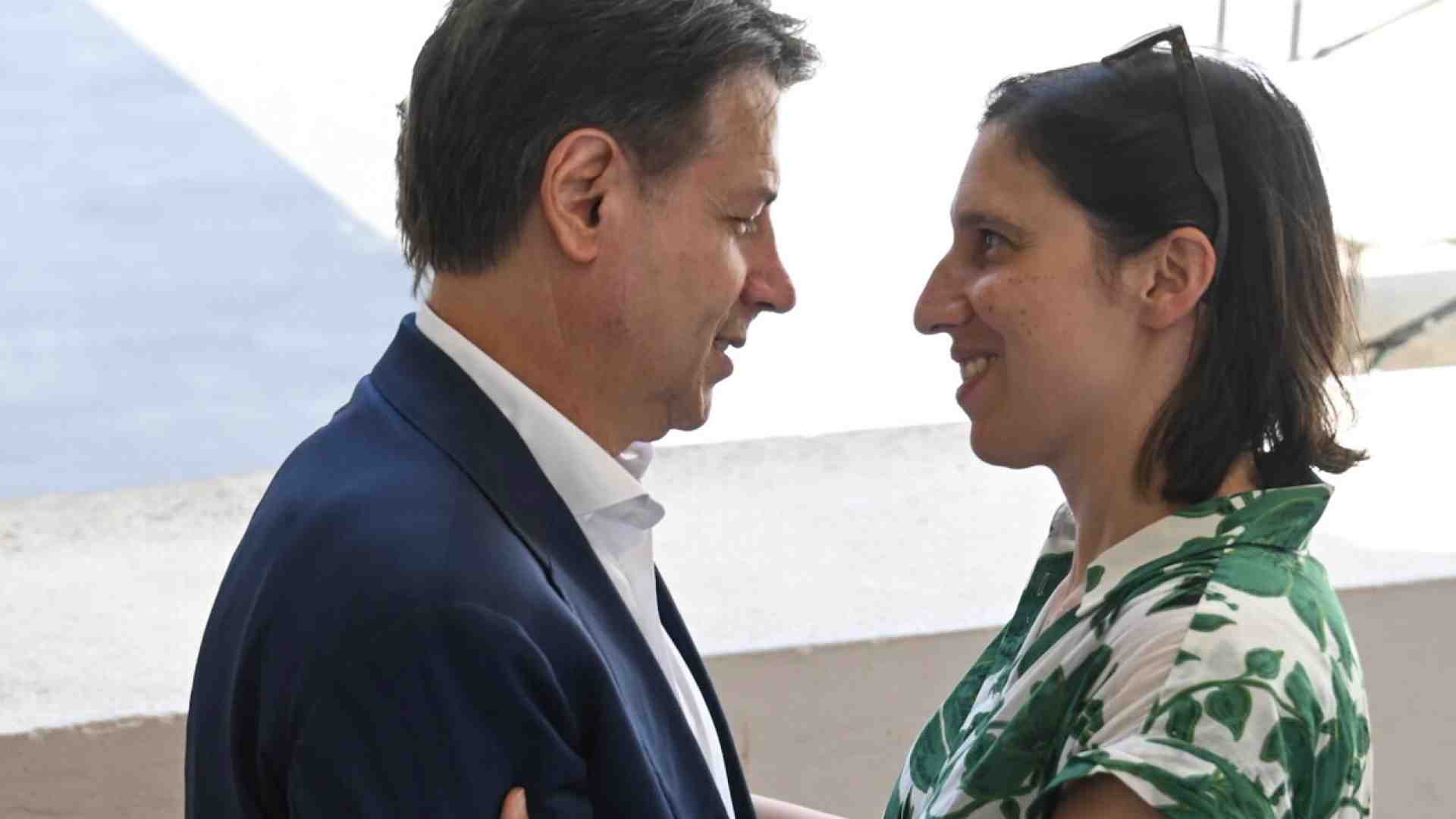 Immagine di Conte è la Lucy che sfila il pallone da sotto i piedi di Elly Charlie Brown
