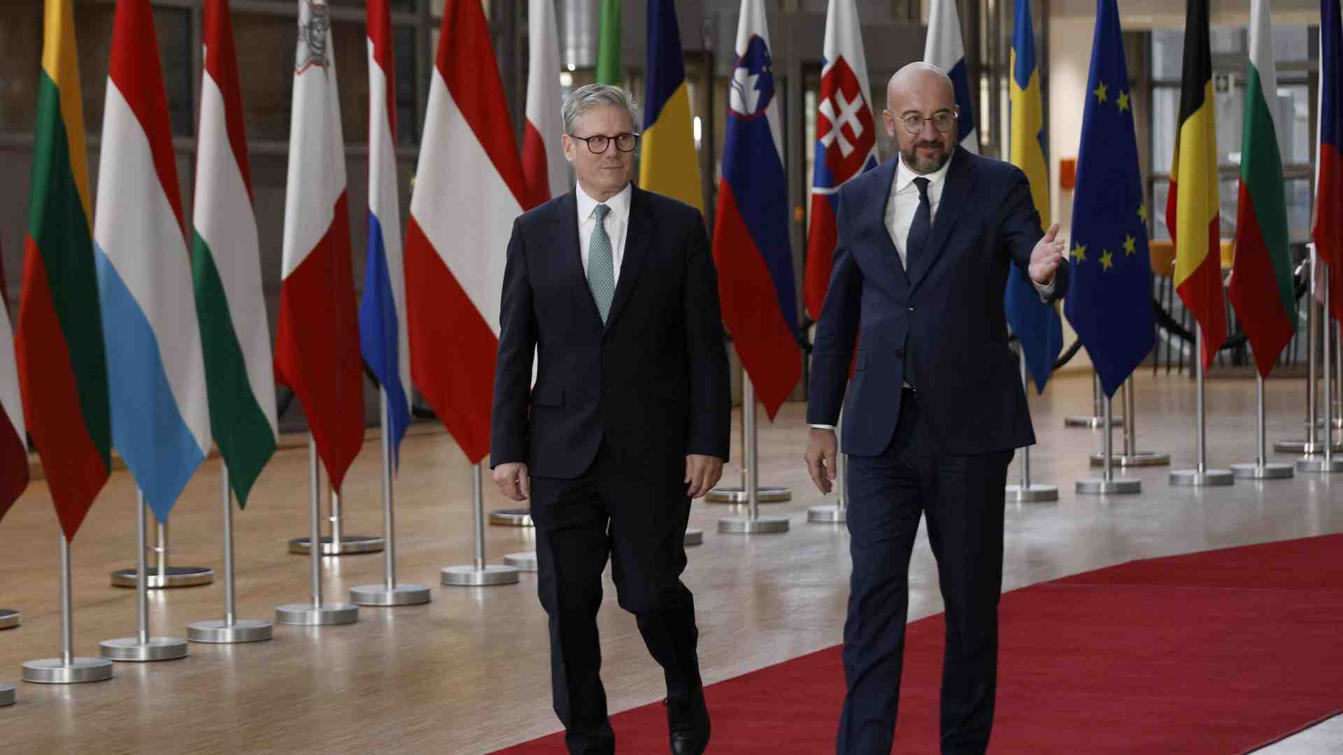 Immagine di L’Ue spera nella buona volontà di Starmer che va a Bruxelles con un “reset” post Brexit molto limitato