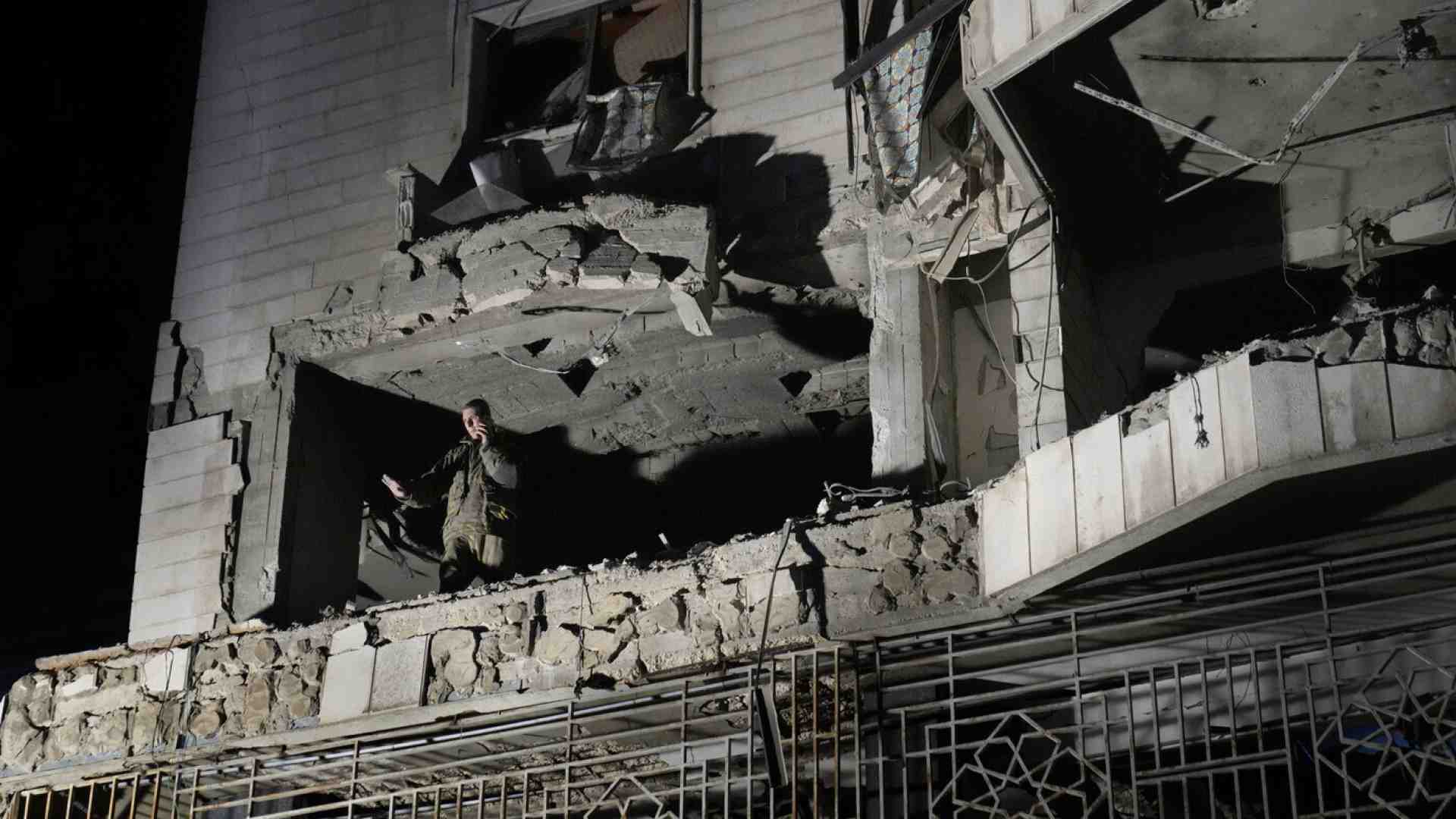 Immagine di Un missile israeliano colpisce un edificio in centro a Beirut. Per gli Stati Uniti: "Siti nucleari iraniani sono off limits"