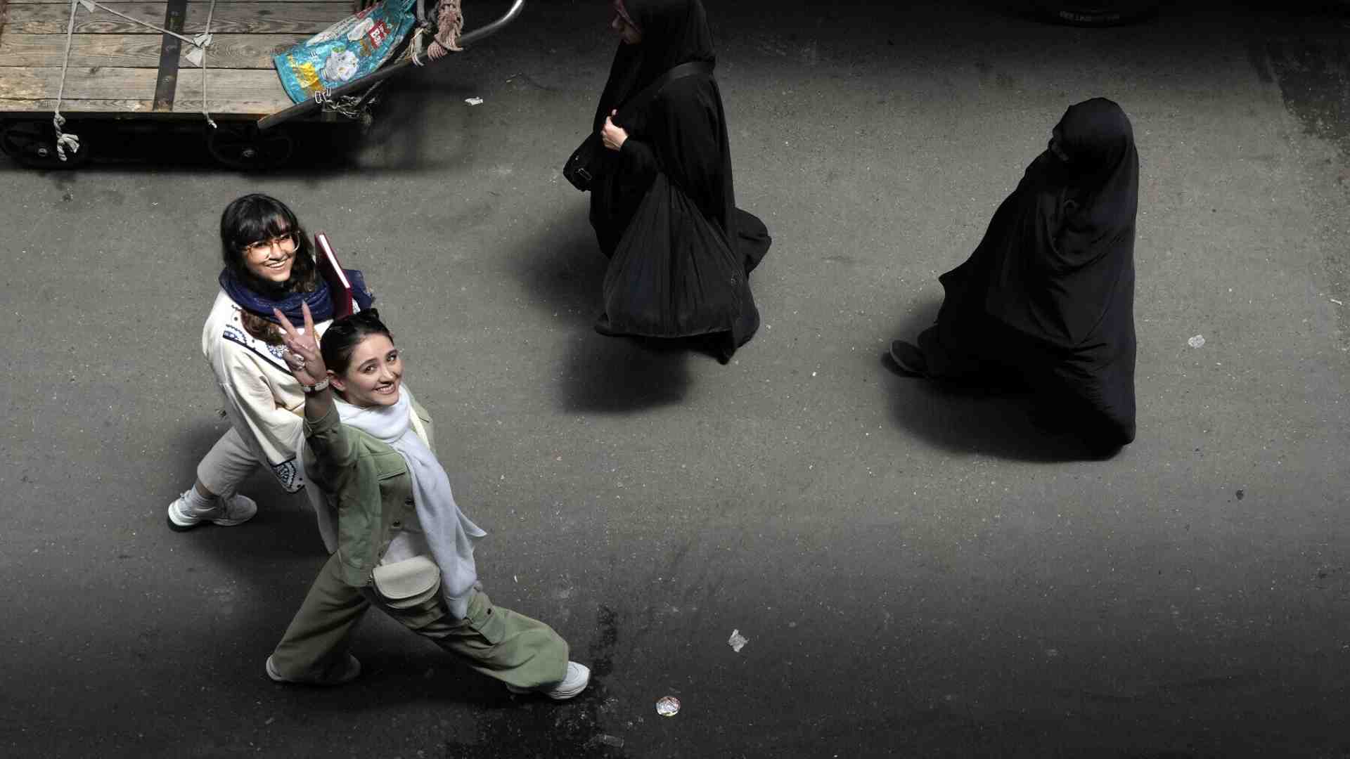 Immagine di Donne iraniane a mani nude, al Franco Parenti