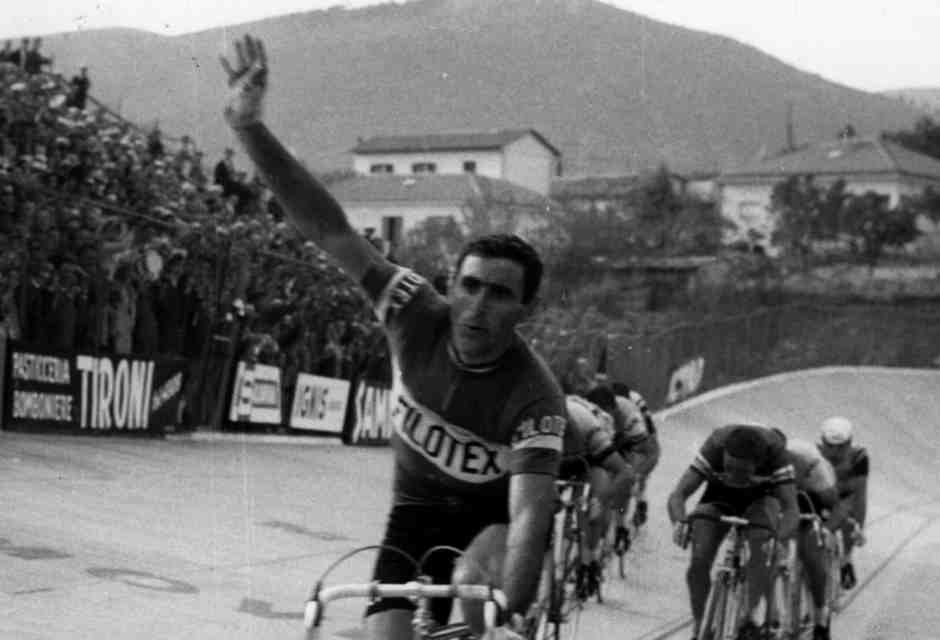 Guido Carlesi esulta per la vittoria nella seconda tappa del Giro d'Italia 1965 (foto LaPresse)