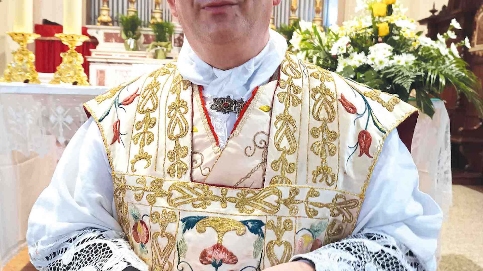 Immagine di Cassone - Le reliquie dei santi patroni solcano le acque del lago