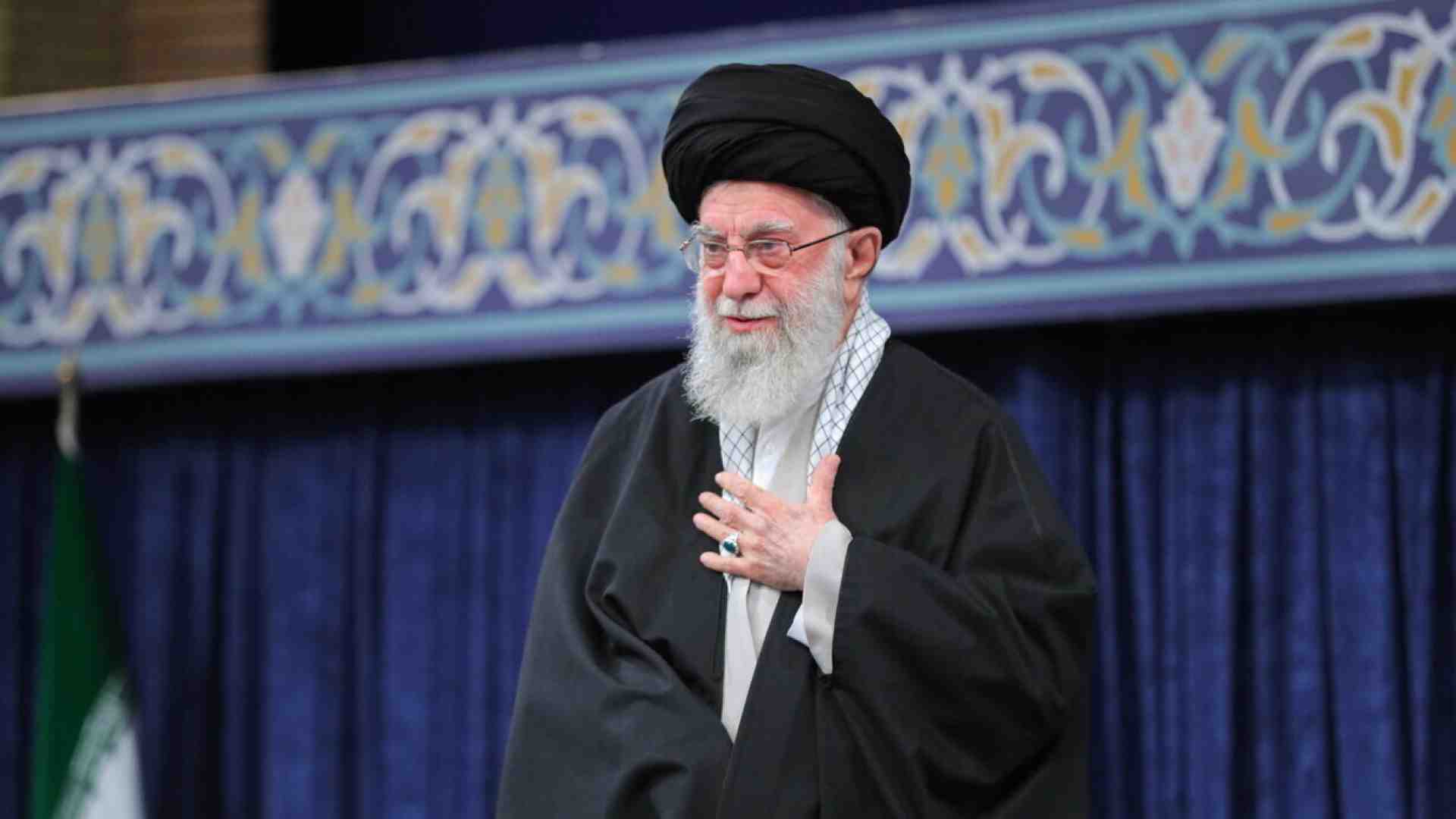 Immagine di Khamenei deve proiettare un’immagine di forza, ma sa che l'Iran è in una posizione pericolosa