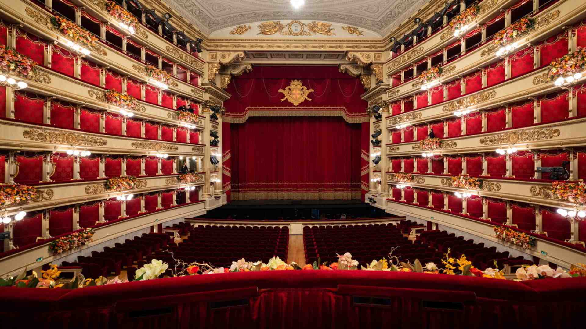 Immagine di Il salto vertiginoso di Carsen dal barocco alla Milano fighetta d'oggi