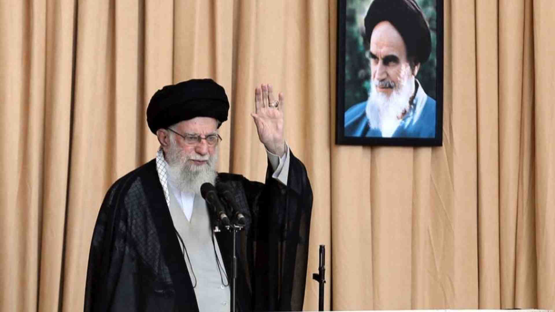 Immagine di Khamenei ricompare in piazza col fucile: se necessario colpiremo ancora