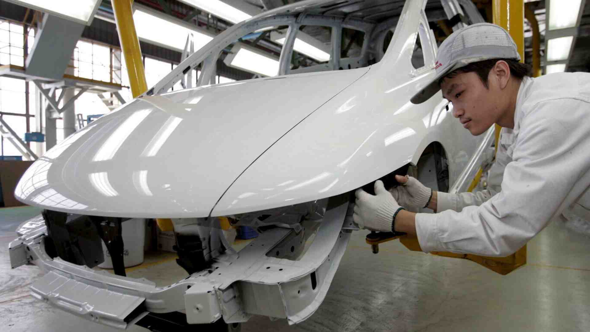 Immagine di I dazi? Autolesionistici. Meglio rivedere il blocco al motore endotermico