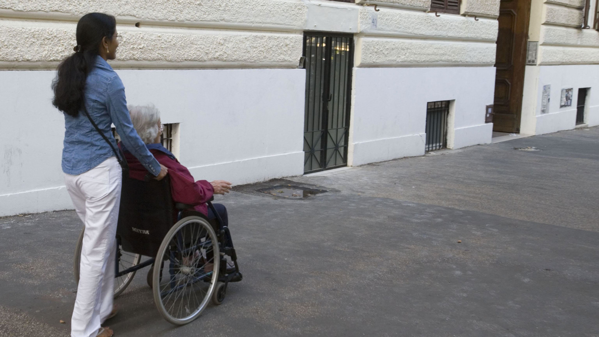 Immagine di Anche colf e badanti hanno famiglia: molte lasciano per stare con i genitori