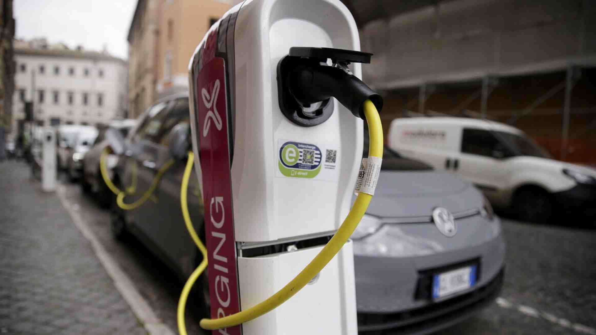 Immagine di Le colonnine per le auto elettriche sono lapidi di un settore già morto