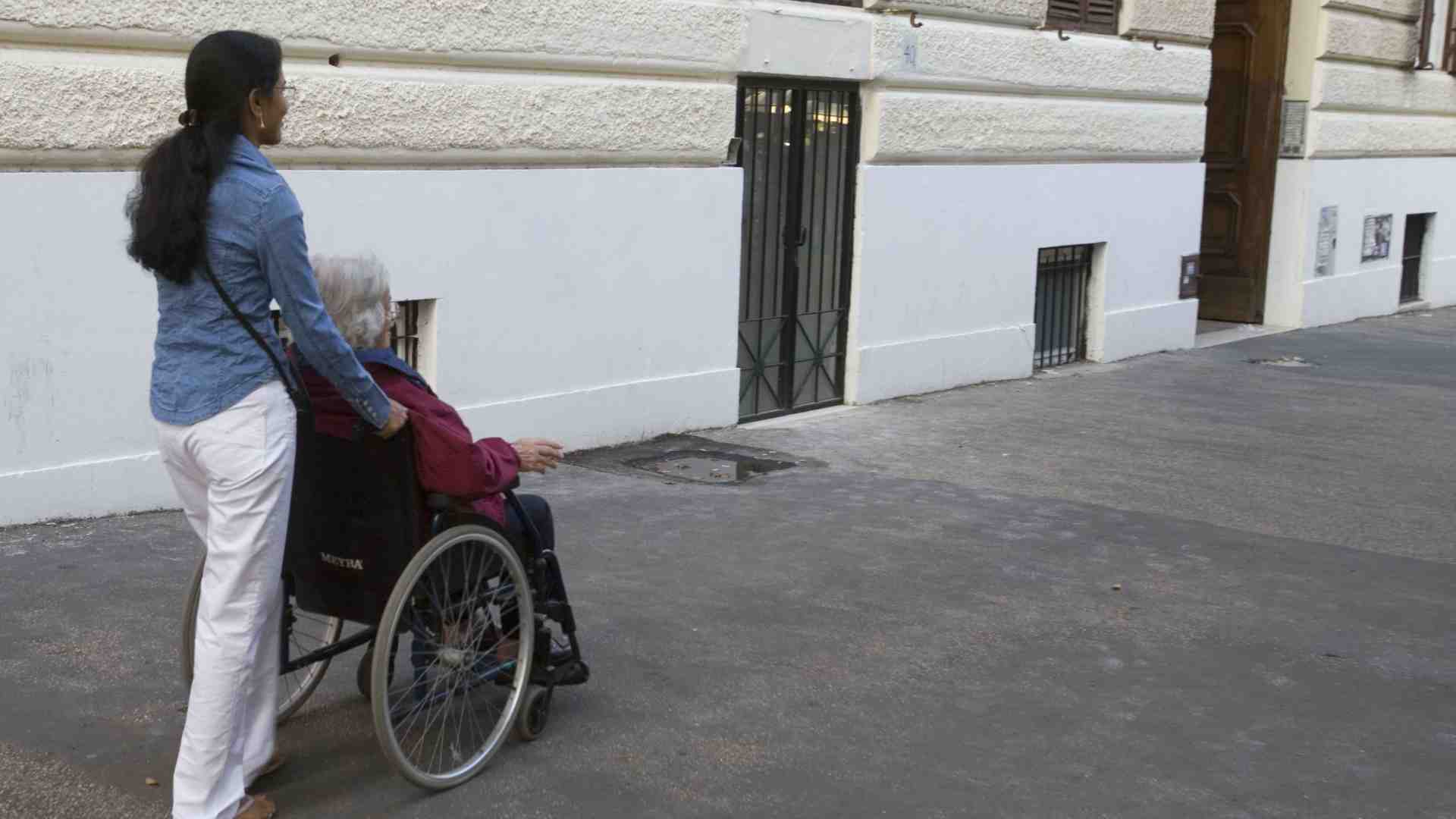 Immagine di Anche colf e badanti hanno famiglia: molte lasciano per stare con i genitori