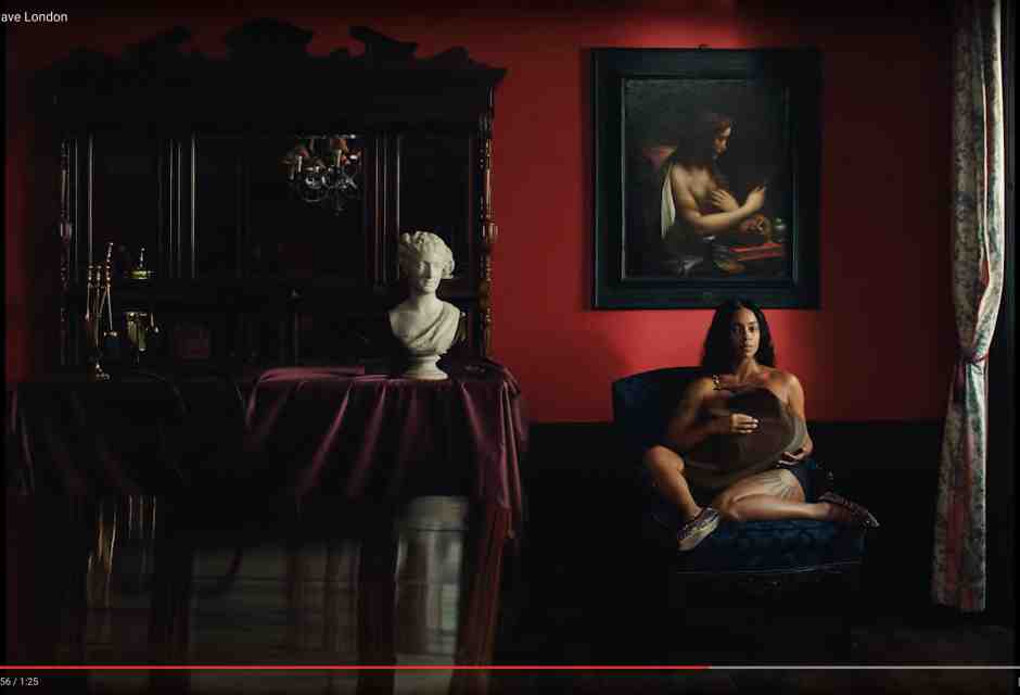 Un fermo immagine del filmato che accompagna la campagna di lancio del modello &ldquo;Blondie&rdquo; di Gucci (Creative Director: Sabato De Sarno Art Director: Riccardo Zanola, foto: Nan Goldin)<br />