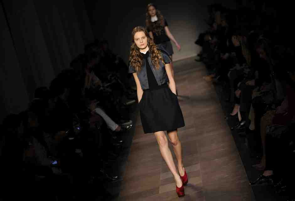 Un'immagine della sfilata di Carven, nome storico del pret-&agrave;-porter francese, rilanciato negli anni scorsi (foto Ansa)<br />&nbsp;<br />
