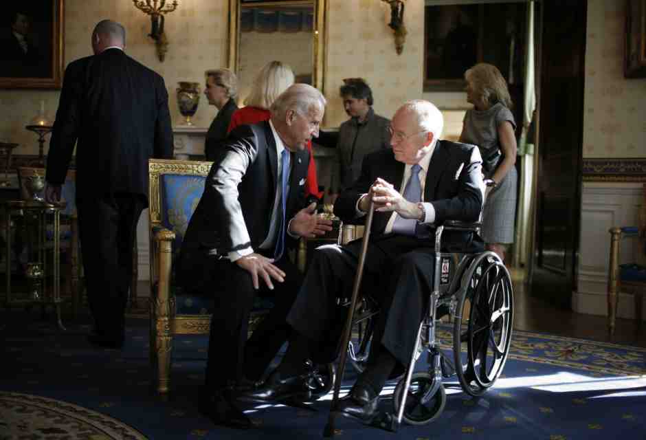 Dick Cheney e Joe Biden nella sala blu della Casa Bianca nel 2009 (Foto di Charles Ommanney/Getty Images)&nbsp;<br />