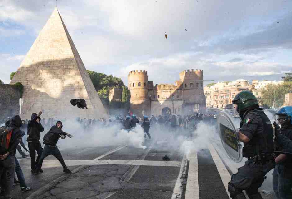 Sono 24 gli agenti feriti negli scontri al corteo pro Pal a Roma