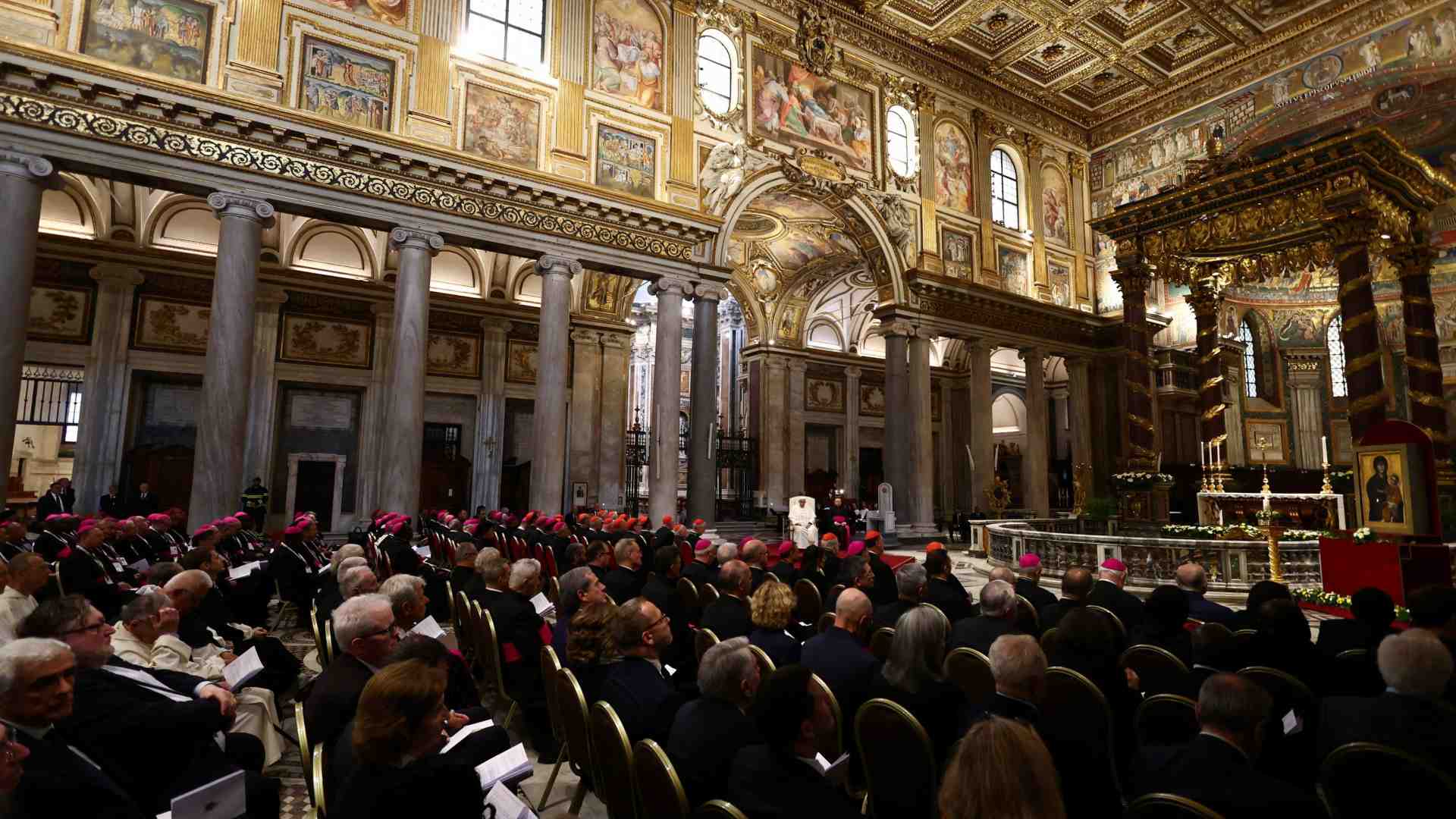 Immagine di Il Papa invoca la Madonna: «Intercedi per il nostro mondo in pericolo»