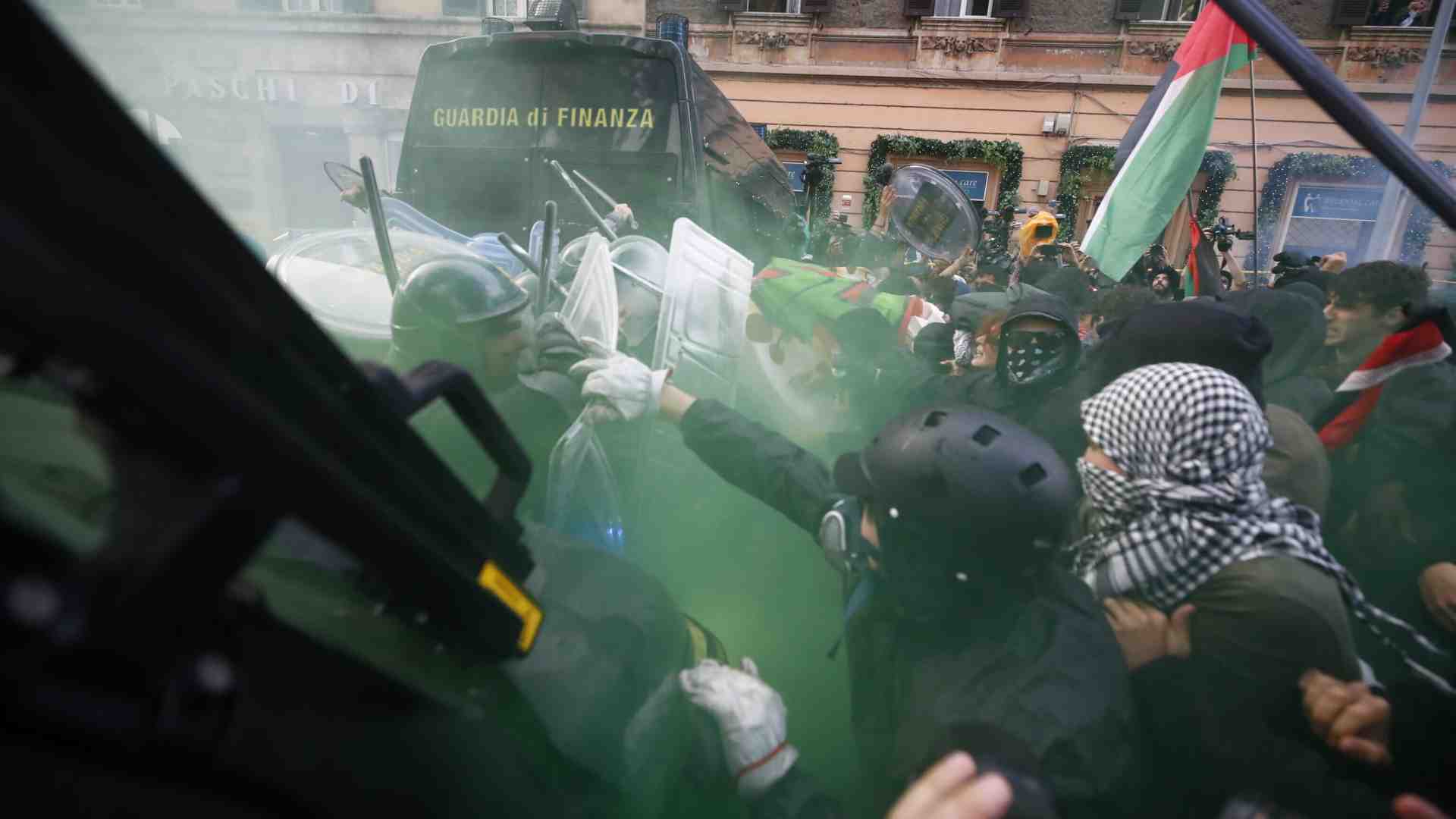 Immagine di Piantedosi sui pro Pal: "Nelle piazze c'è chi vuole destabilizzare". Allerta per le commemorazioni del 7 ottobre