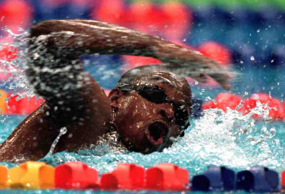 Erik Moussambani, oggi 46enne, &egrave; passato alla storia dei Giochi con i 100 metri stile libero pi&ugrave; lenti di sempre a Sydney (foto Getty Images)<br />