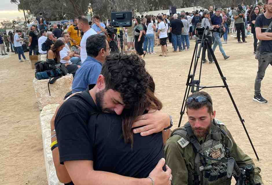 Tra i parenti delle vittime del Supernova Festival, dove la memoria è fatta di rabbia