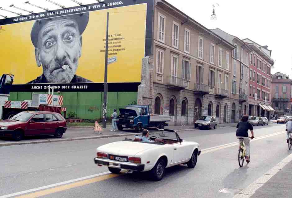 1997 a Milano, il pi&ugrave; grande manifesto di sempre di prevenzione per l&rsquo;Aids: lo &ldquo;zio Gino&rdquo; consiglia di fare come lui ha sempre fatto, usare il preservativo (Ansa)<br /><br />