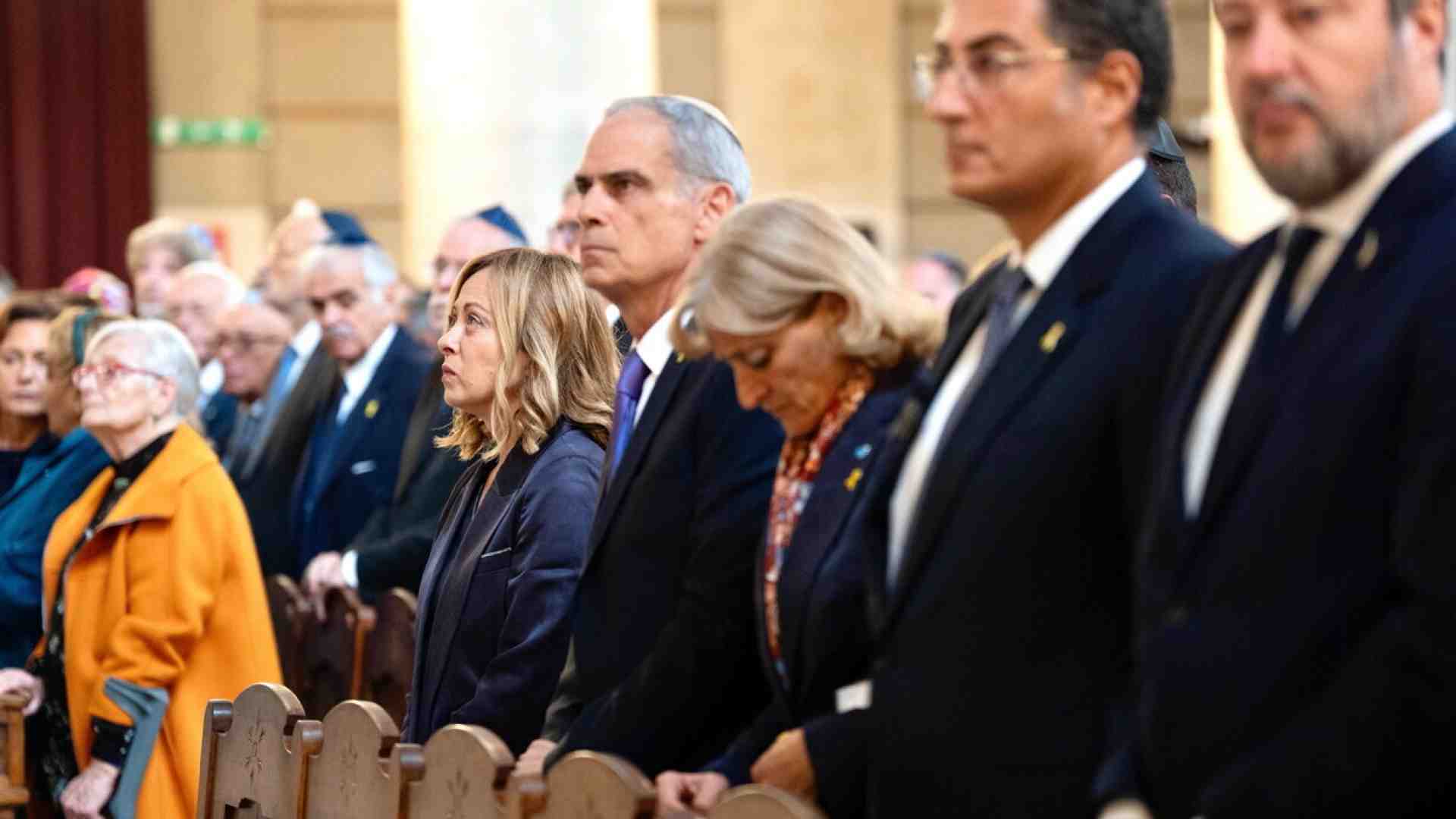 Immagine di 7 Ottobre, molta destra e poca sinistra. Calenda: "Il Pd si finge morto". Fini "Meloni qui grazie alle mie svolte"
