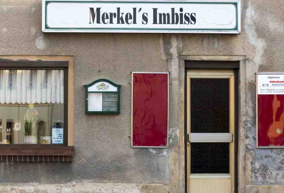 Sassonia, Mylau: un cartello con la scritta "Merkel`s Imbiss" (Lo spuntino di Merkel) (Foto di Stephan Schulz/Getty Images)&nbsp;<br />