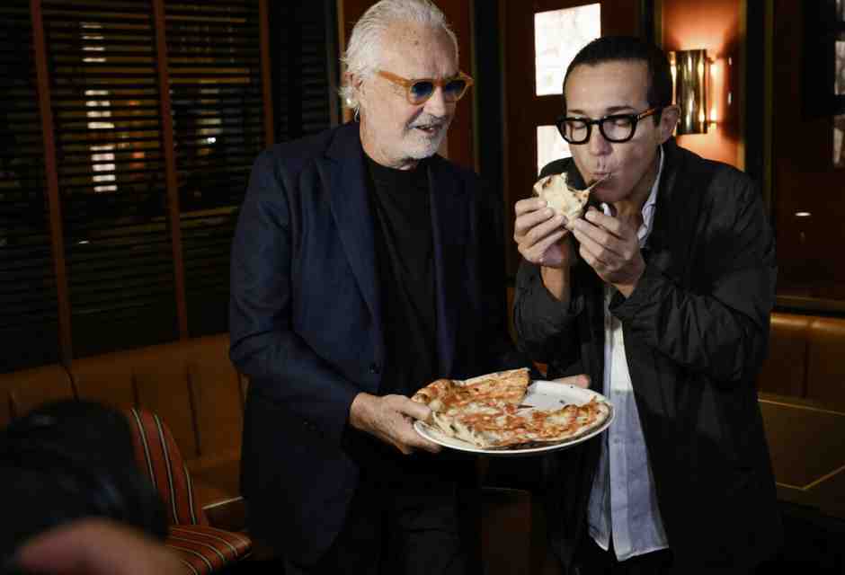 L'inaugurazione sul lungomare di Napoli della  Crazy Pizza di Flavio Briatore al quale ha fatto visita, dopo le critiche, il pizzaiolo Gino Sorbillo (Ansa)&nbsp;<br />