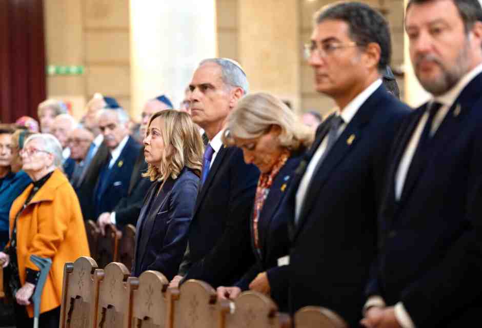 7 Ottobre, molta destra e poca sinistra. Calenda: "Il Pd si finge morto". Fini "Meloni qui grazie alle mie svolte"