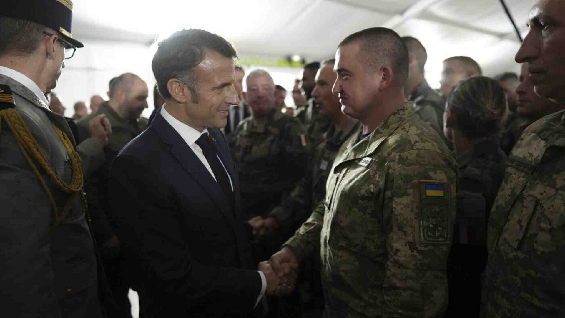 Immagine di Macron ha visitato i soldati ucraini che si addestrano in Francia