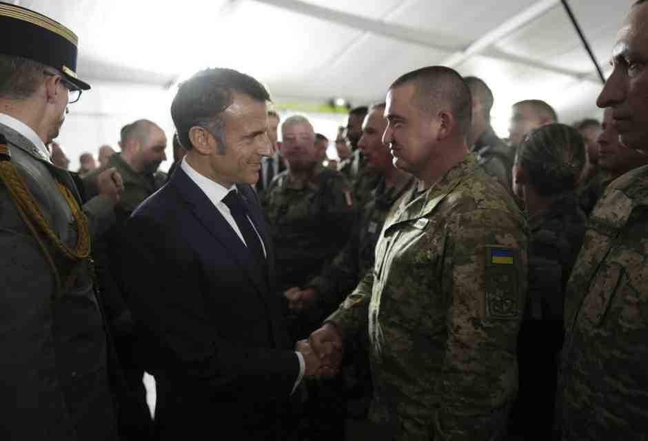 Macron ha visitato i soldati ucraini che si addestrano in Francia