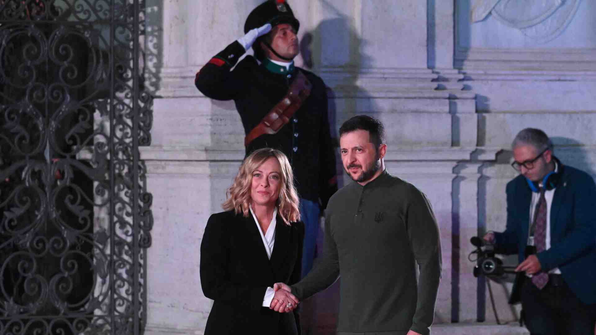 Immagine di Meloni riceve Zelensky: "Abbiamo discusso dell'invio di nuove armi". Ma la premier: "Noi per giusta pace e ricostruzione"