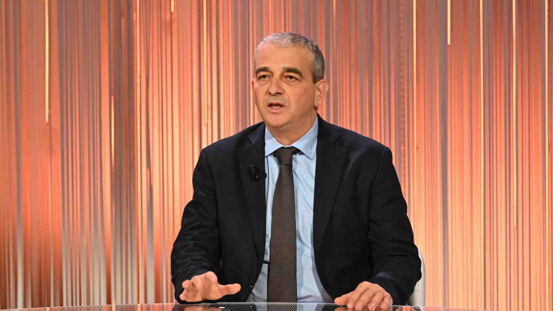 Immagine di Fazzolari: "Se vince Trump non mollerà l'Ucraina. Dossier contro il governo: serve la verità"