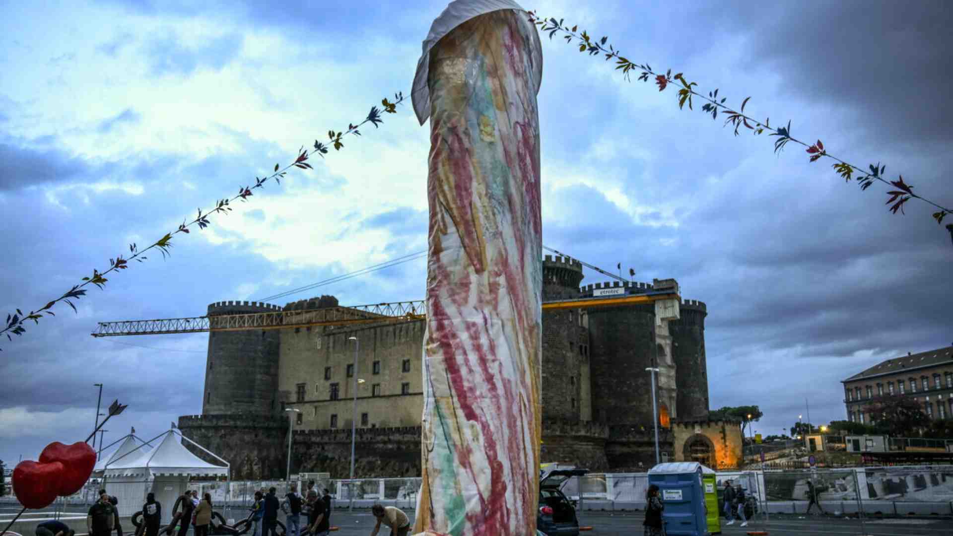 Immagine di Gaetano Pesce e il monumento a Pulcinella tra incomprensioni e doppi sensi