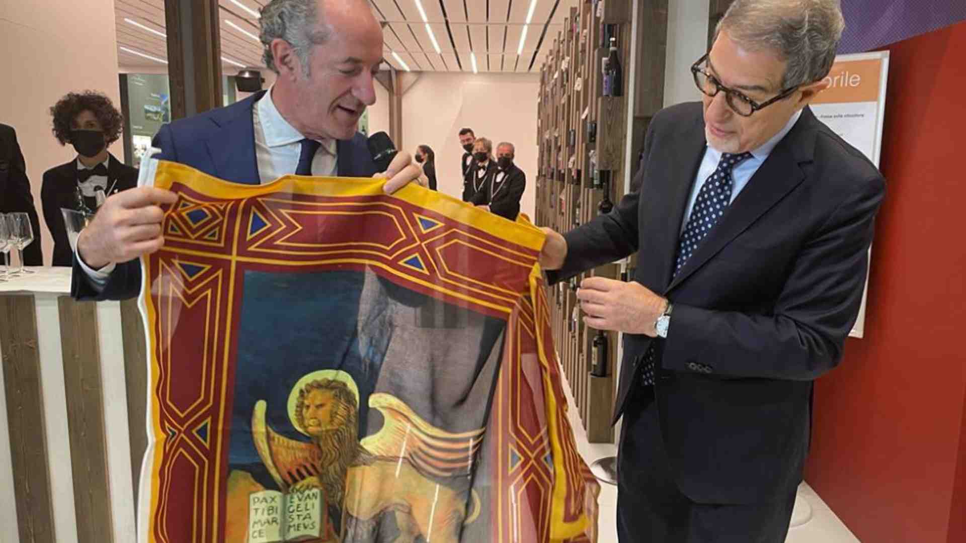 Immagine di Zaia a Musumeci: "Stai sereno, nessuno ti porterà via la scrivania". E tira dritto sull'Autonomia