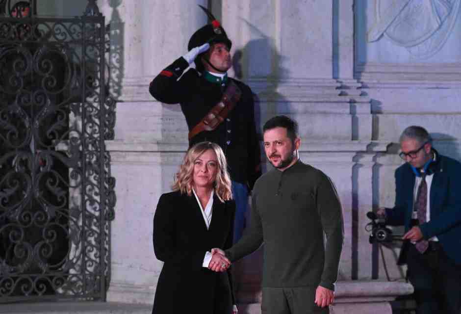 Meloni riceve Zelensky: "Abbiamo discusso dell'invio di nuove armi". Ma la premier: "Noi per giusta pace e ricostruzione"