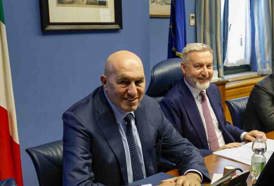 Crosetto fra Copasir e Meloni: sospetti e sospiri. Ma ora vuole spegnere il caso