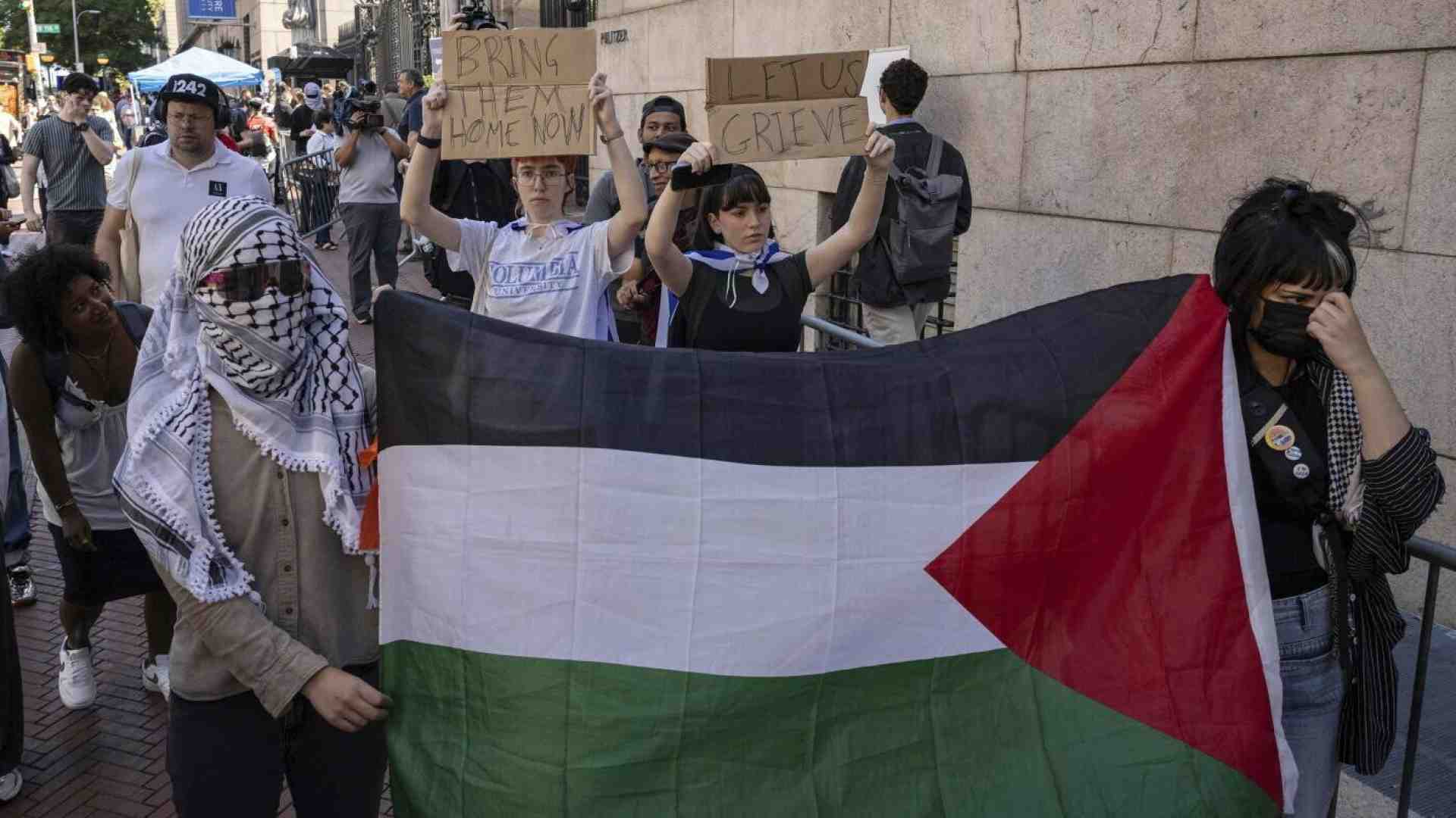 Immagine di Alla Columbia University c'è chi tifa per Hamas: “Il 7 ottobre è stato strategico e anti imperialista"