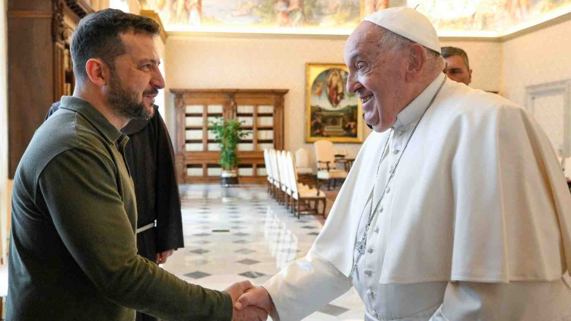 Immagine di Zelensky 35 minuti con il Papa. Al centro «la via per una pace giusta»