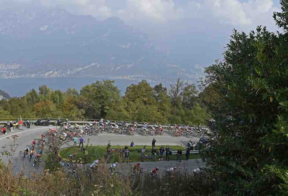 Una foto del gruppo del Giro di Lombardia sulla strada che porta al Ghisallo che quest'anno verr&agrave; affrontata in discesa (foto LaPresse)