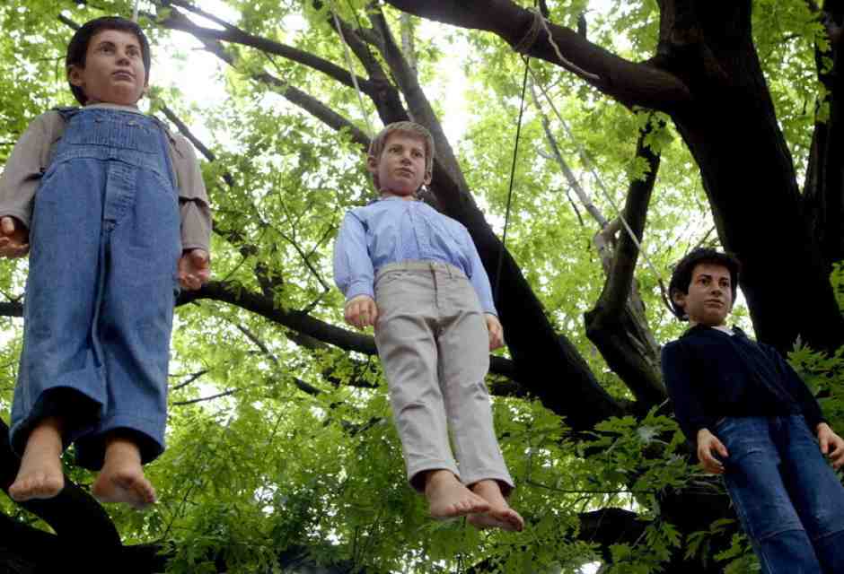 Una immagine ripresa stamane dell' installazione dell'artista Maurizio Cattelan (Ansa)&nbsp;<br />