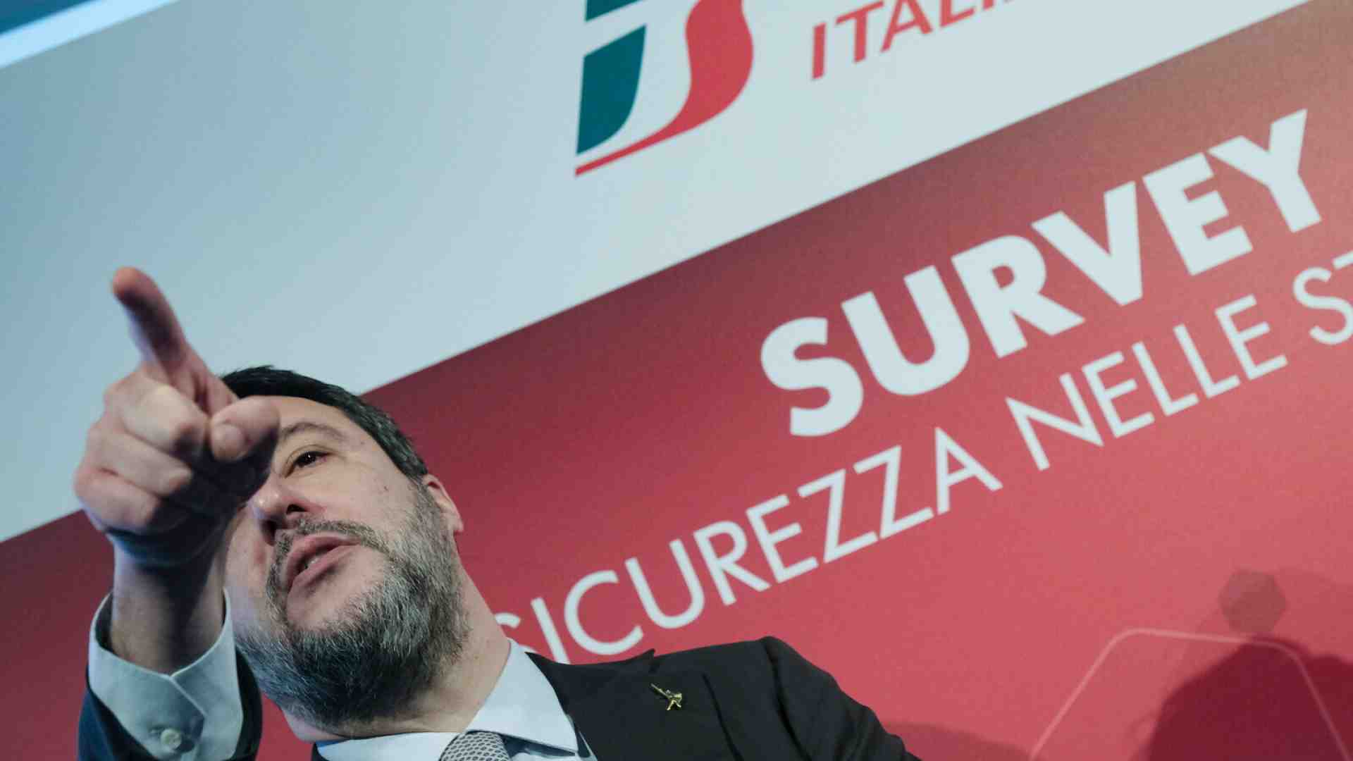 Immagine di Salvini al "chiodo". Ancora scioperi, Mit in tilt, relazioni che lo bocciano. Il binario è la sua vera condanna